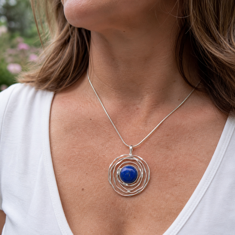 Zilveren hanger met rond in golvende zetting gezette edelsteen - 925 zilver - 17 x 17 mm · Lapis Lazuli · gedragen · steen:lapis-lazuli