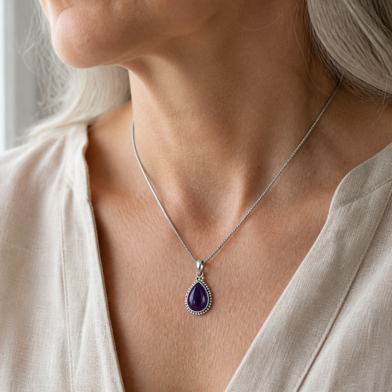 Zilveren hanger met druppelvormig edelsteen - 925 zilver - 16 x 12 mm · Amethist · gedragen · steen:amethist