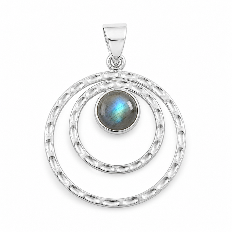 Zilveren hanger met rond in kap gezette edelsteen - 925 zilver - 35 x 25 mm · Labradoriet · detail · steen:labradoriet