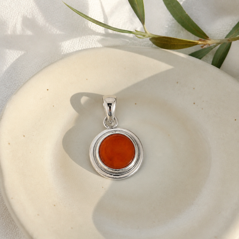Zilveren hanger met ronde edelsteen in fraaie zetting - 925 zilver - 23 x 13 mm · Carneool · sfeerbeeld · steen:carneool