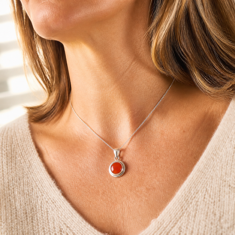 Zilveren hanger met ronde edelsteen in fraaie zetting - 925 zilver - 23 x 13 mm · Carneool · gedragen · steen:carneool