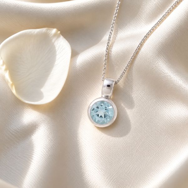 Zilveren hanger met rond gefacetteerde edelsteen - 925 zilver · Blauwe Topaas · sfeerbeeld · steen:blauwe-topaas