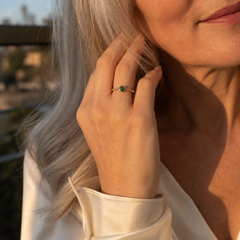Ring met edelsteen - goldplated zilver - 3 mm · None · gedragen · steen:None