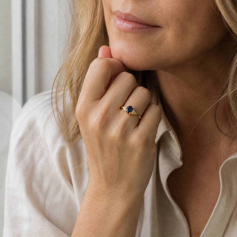 Ring met edelsteen en diamanten - goldplated zilver - 6 x 4 mm · Kyaniet · gedragen · steen:kyaniet