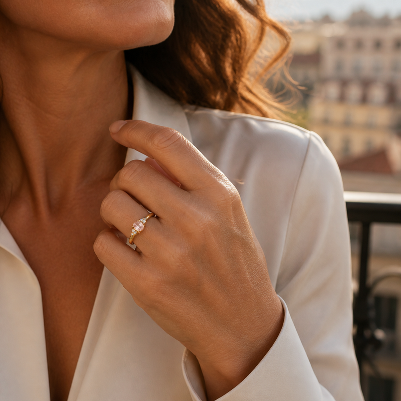 Ring met edelsteen en diamanten - goldplated zilver - 6 x 4 mm · Morganiet · gedragen · steen:morganiet