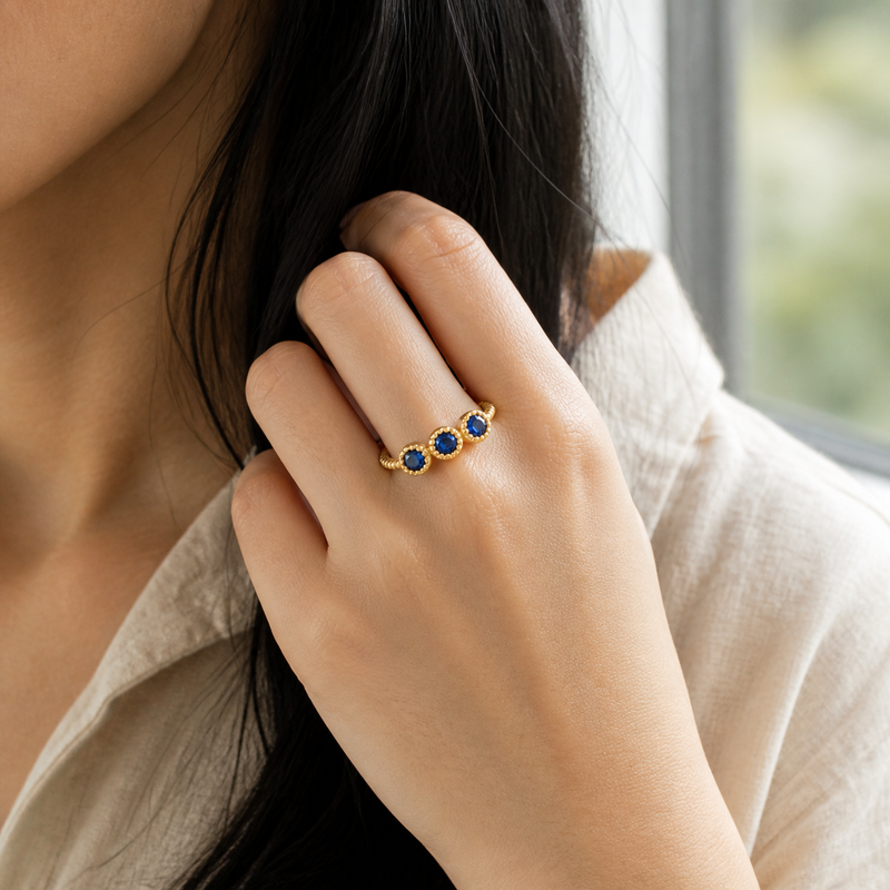 Ring met Blauwe edelsteen, gefacetteerd - goldplated zilver - 3 mm · None · gedragen · steen:None