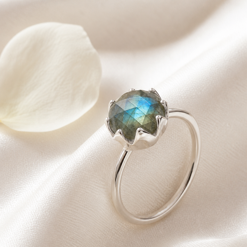 Zilveren ring met edelsteen - 925 zilver · Labradoriet · sfeerbeeld · steen:labradoriet
