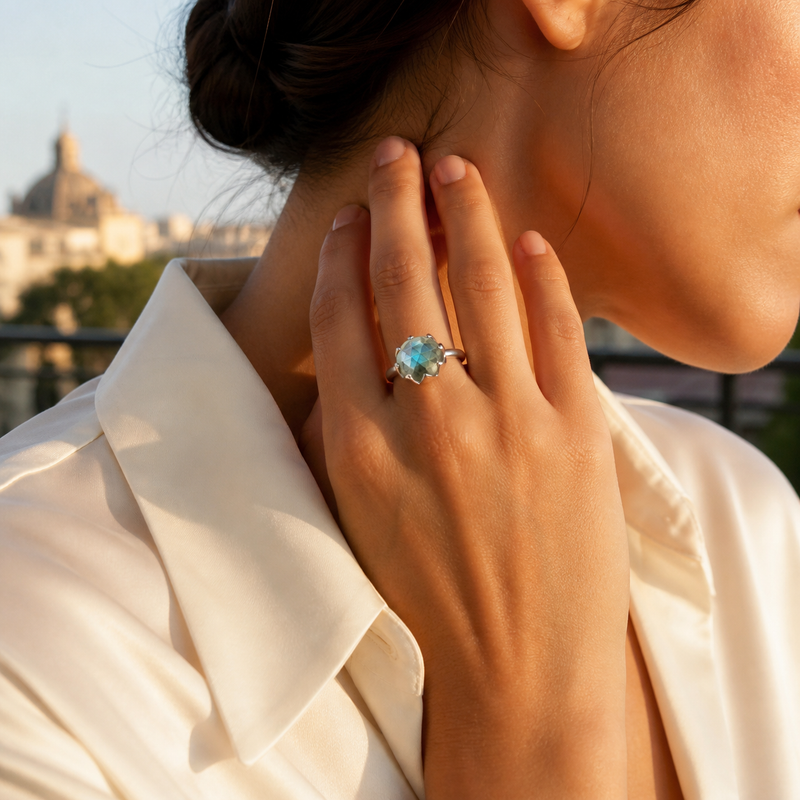 Zilveren ring met edelsteen - 925 zilver · Labradoriet · gedragen · steen:labradoriet