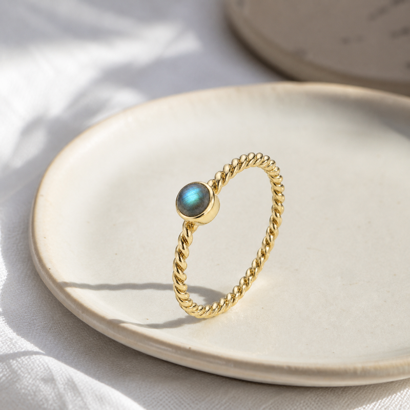 Ring met edelsteen - goldplated zilver · Labradoriet · sfeerbeeld · steen:labradoriet