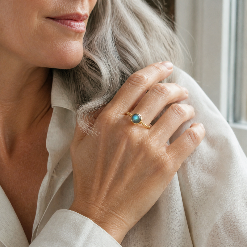 Ring met edelsteen - goldplated zilver · Labradoriet · gedragen · steen:labradoriet