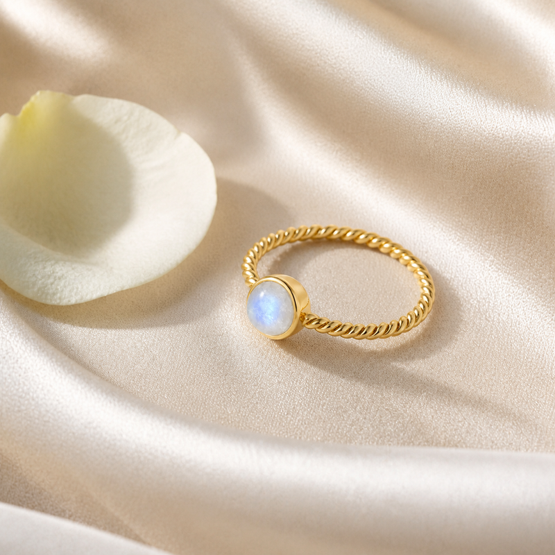 Ring met edelsteen - goldplated zilver · Regenboog Maansteen · sfeerbeeld · steen:regenboog-maansteen