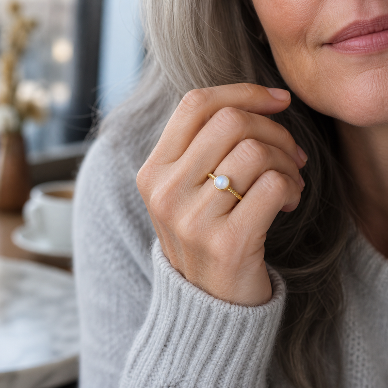 Ring met edelsteen - goldplated zilver · Regenboog Maansteen · gedragen · steen:regenboog-maansteen