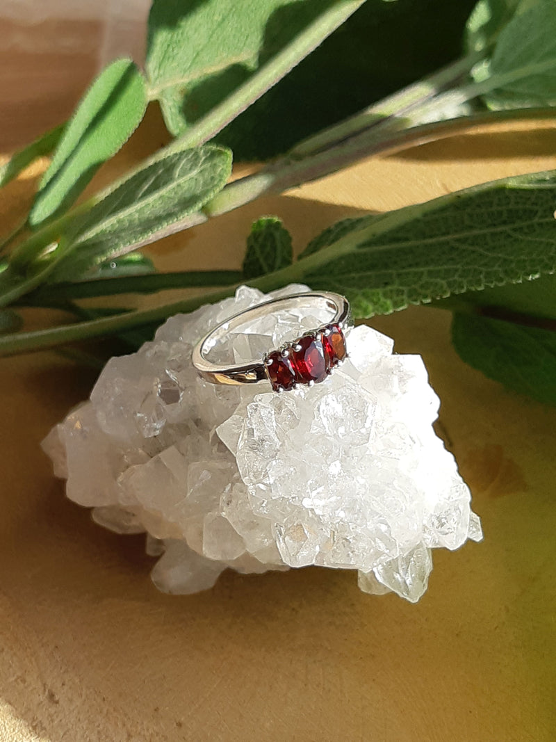 Zilveren ring met edelsteen, gefacetteerd - 925 zilver - 6 x 4 mm