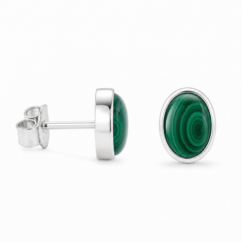 Zilveren oorknopjes met ovaal in kap gezette edelsteen - 925 zilver - 7 x 5 mm · Malachiet