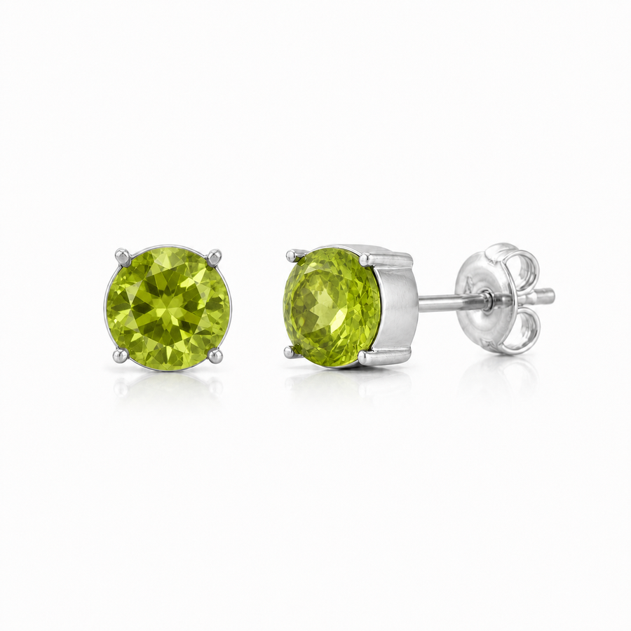Zilveren oorknopjes met rond gefacetteerde in klauwzetting gezette edelsteen - 925 zilver - 6 mm · Peridoot · productfoto · steen:peridoot