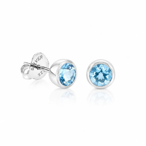 Zilveren oorknopjes met rond gefacetteerde edelstenen - 925 zilver - 5 mm · Blauwe Topaas · productfoto · steen:blauwe-topaas