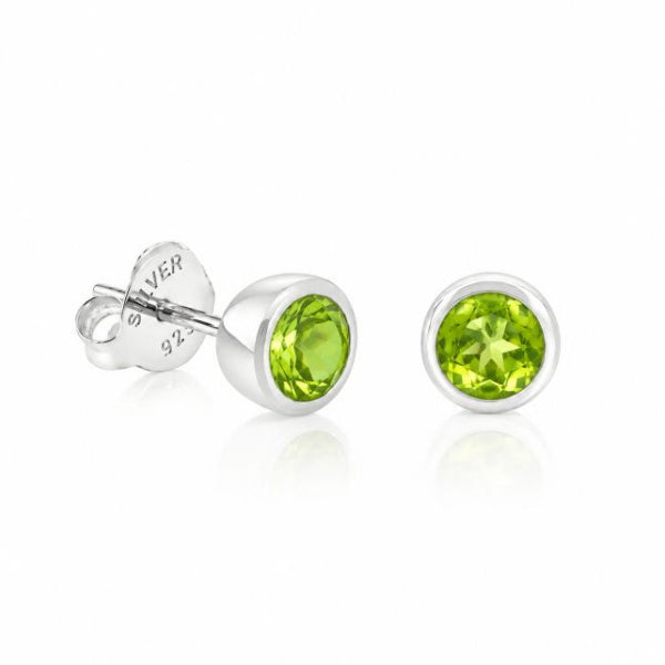 Zilveren oorknopjes met rond gefacetteerde edelstenen - 925 zilver - 5 mm · Peridoot · productfoto · steen:peridoot