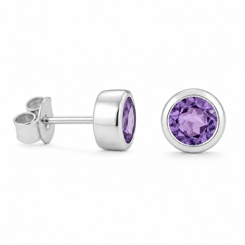 Zilveren oorknopjes met rond gefacetteerde kapgezette edelstenen · Amethist · studiofoto · steen:amethist