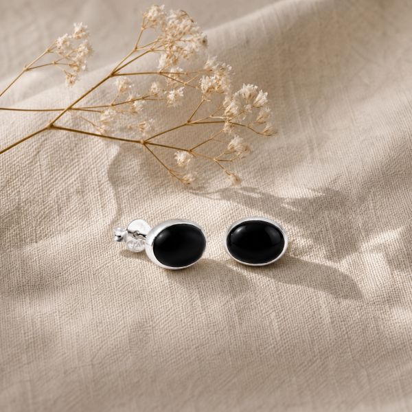 Zilveren oorknopjes met ovale edelstenen - 925 zilver - 7 x 5 mm · Zwarte Onyx · productfoto · steen:zwarte-onyx
