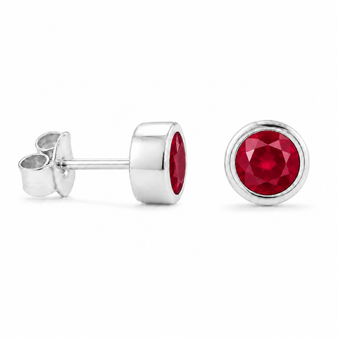 Zilveren oorknopjes met rond glad in kap gezette edelsteen, gefacetteerd - 925 zilver - 3 mm · Robijn