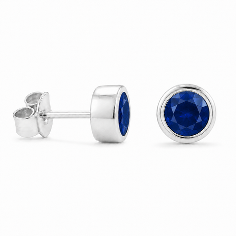 Zilveren oorknopjes met rond glad in kap gezette edelsteen, gefacetteerd - 925 zilver - 3 mm · Saffier