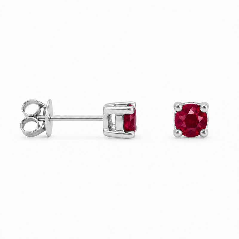 Zilveren oorknopjes met rond gefacetteerd in klauwzetting gezette edelsteen - 925 zilver - 3 mm · Robijn · productfoto · steen:robijn