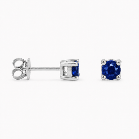 Zilveren oorknopjes met rond gefacetteerd in klauwzetting gezette edelsteen - 925 zilver - 3 mm · Saffier