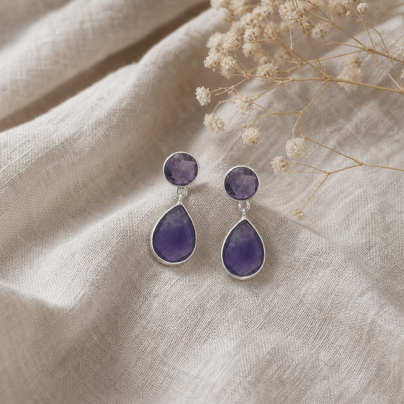 Zilveren oorstekers met rond en druppelvormig in kap gezette edelstenen 2 · Amethist · flatlay · steen:amethist