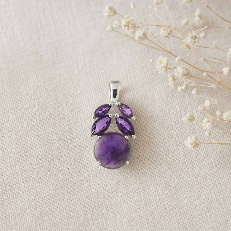 Zilveren hanger met rond cabochon geslepen edelsteen 2 · Amethist · flatlay · steen:amethist