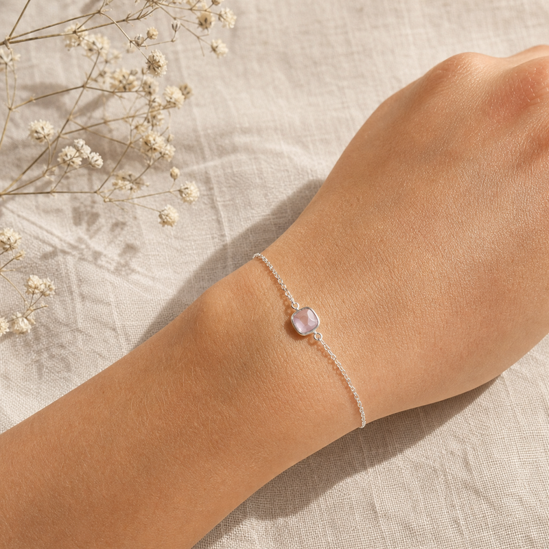 Zilveren armband met rond glad in kap gezette edelstenen · Amethist · flatlay · steen:amethist