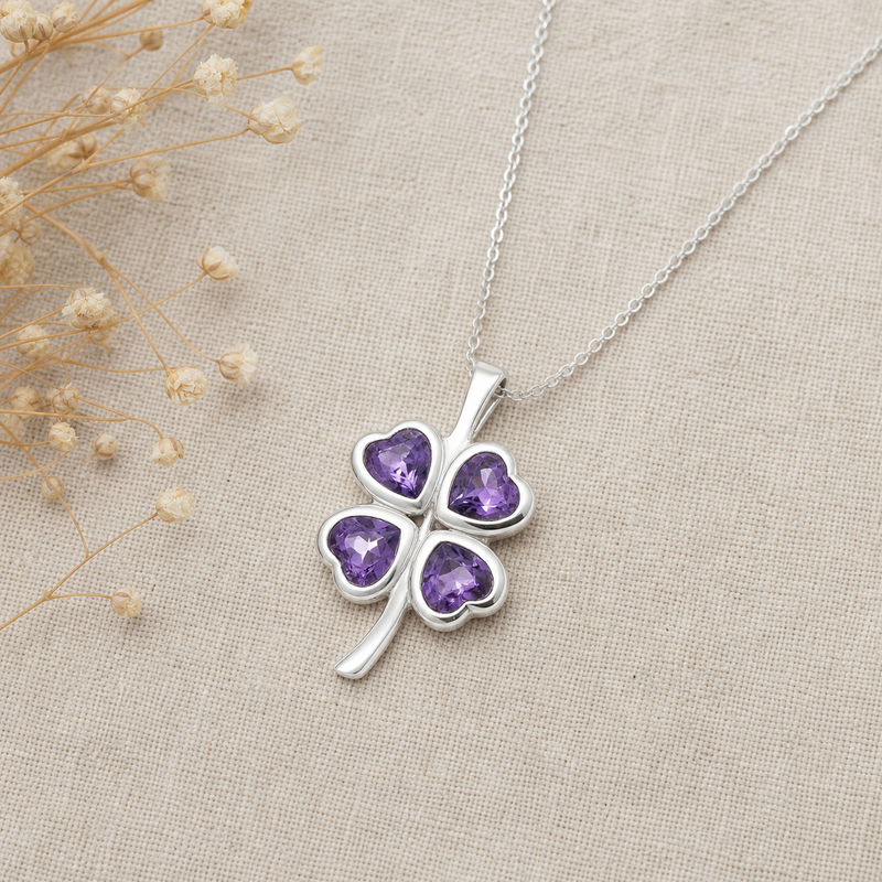 Zilveren hanger met hartvormig in kap gezette edelsteen 2 · Amethist · flatlay · steen:amethist