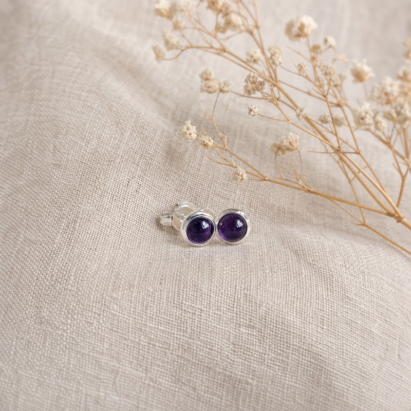 Zilveren oorknopjes met rond in kap gezette edelstenen 3 · Amethist · flatlay · steen:amethist