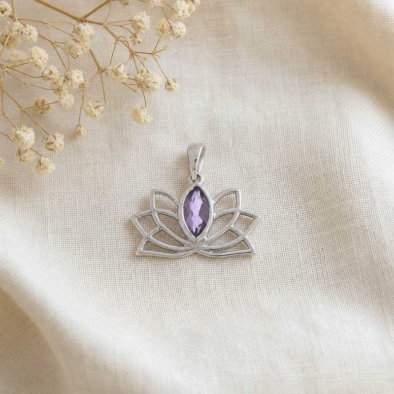 Zilveren hanger met marquise geslepen in kap gezette edelsteen 2 · Amethist · flatlay · steen:amethist