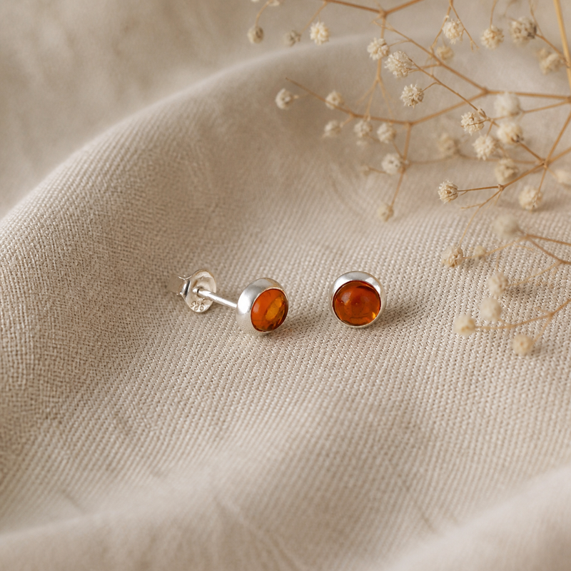 Zilveren oorknopjes met Barnsteen edelstenen · Barnsteen · flatlay · steen:barnsteen