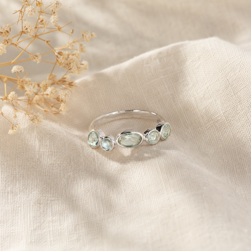 Zilveren ring met Blauwe Topaas edelstenen · Blauwe Topaas · flatlay · steen:blauwe-topaas