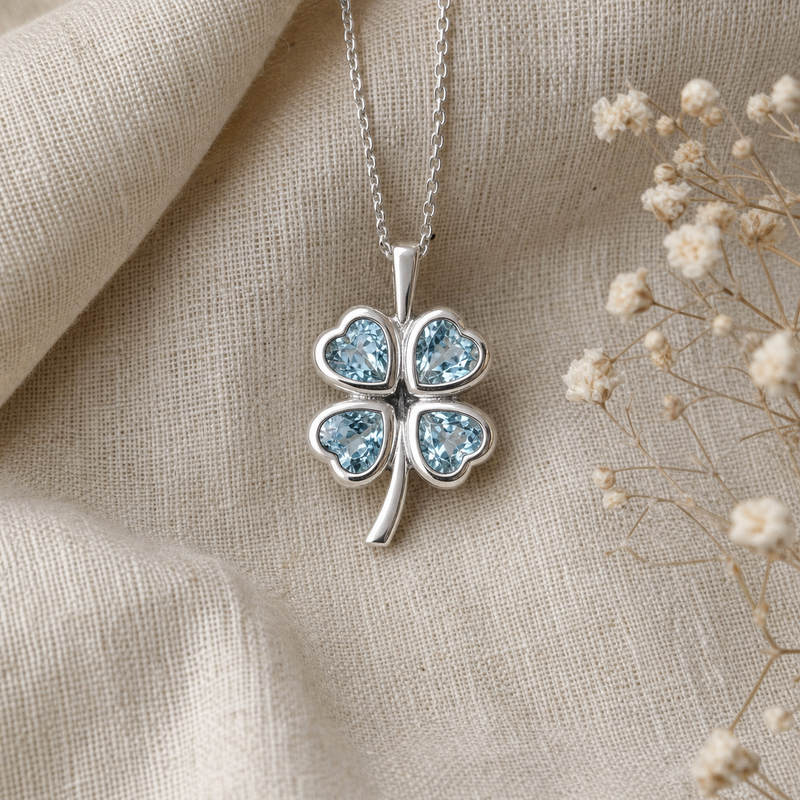Zilveren hanger met hartvormig in kap gezette edelsteen 2 · Blauwe Topaas · flatlay · steen:blauwe-topaas
