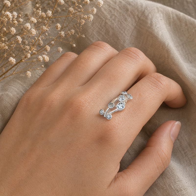 Zilveren ring met Blauwe Topaas edelstenen · Blauwe Topaas · flatlay · steen:blauwe-topaas