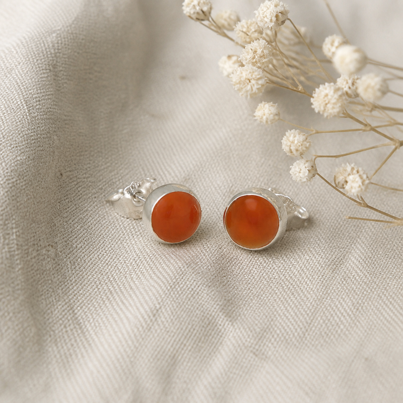 Zilveren oorknopjes met rond in kap gezette edelstenen 3 · Carneool · flatlay · steen:carneool