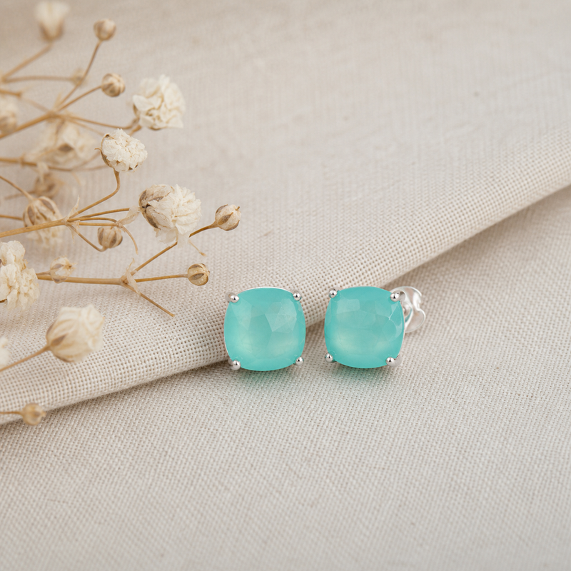 Zilveren oorknopjes met kussen geslepen klauwgezet edelstenen · Chalcedoon · flatlay · steen:chalcedoon