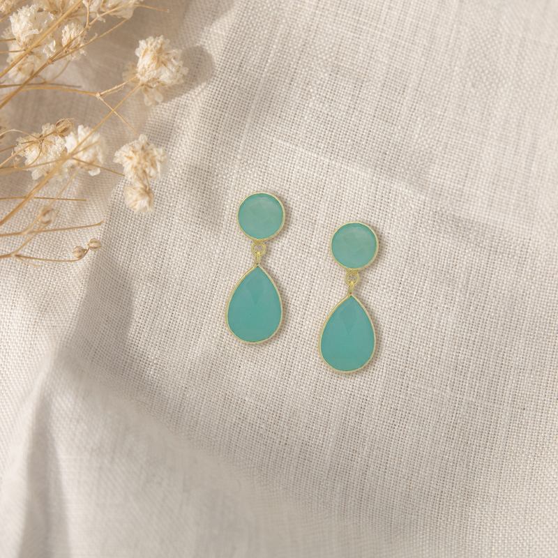 Zilveren oorstekers met rond en druppelvormig in kap gezette edelstenen 3 · Chalcedoon · flatlay · steen:chalcedoon