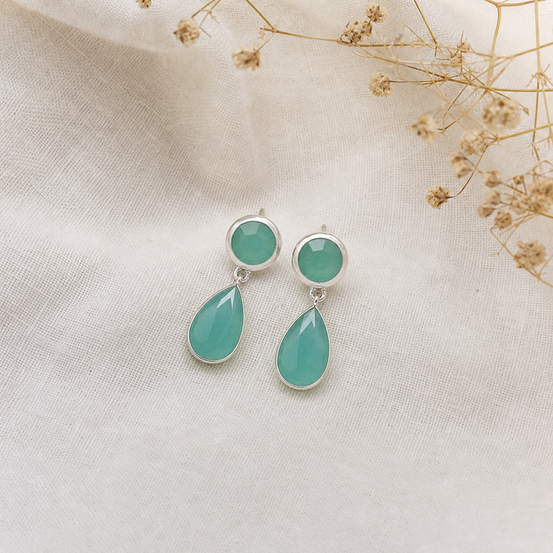 Zilveren oorstekers met rond en druppelvormig in kap gezette edelstenen · Chalcedoon · flatlay · steen:chalcedoon