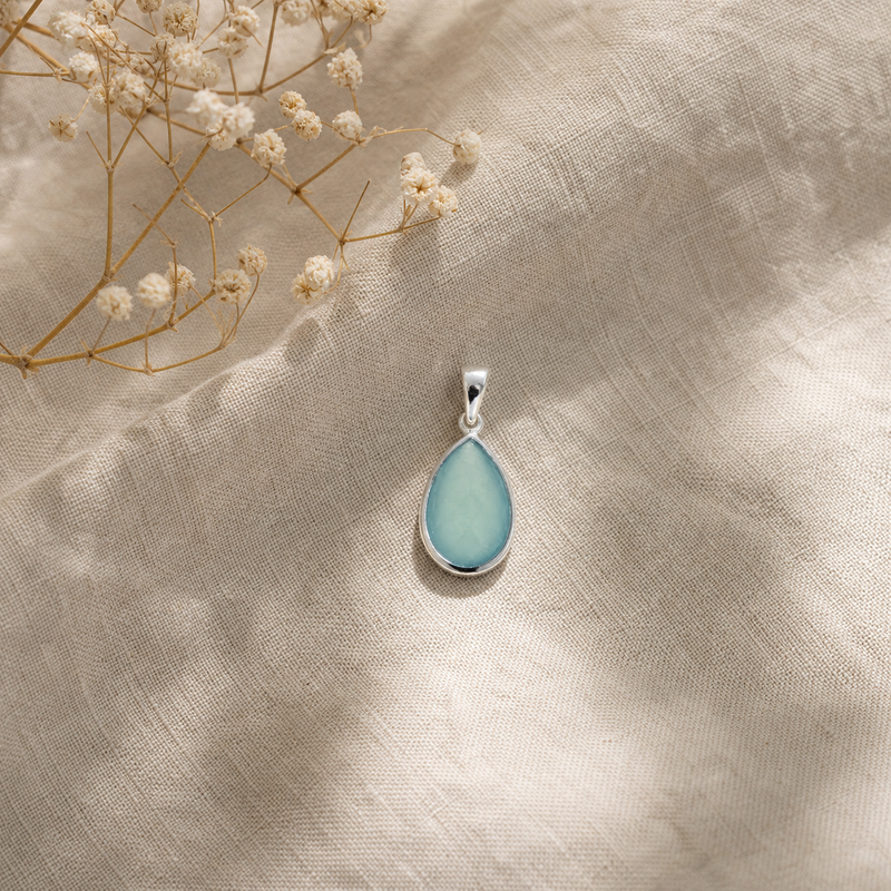 Zilveren hanger met druppelvormig in kap gezette edelsteen 6 · Chalcedoon · flatlay · steen:chalcedoon