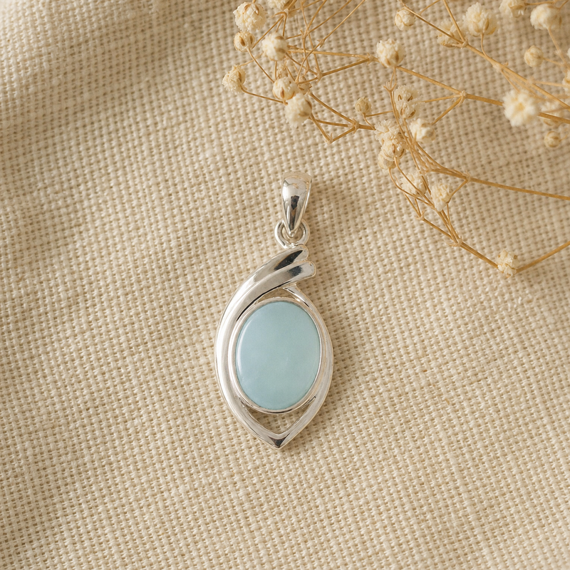 Zilveren hanger met ovaal in gestileerd gezette edelsteen · Chalcedoon · flatlay · steen:chalcedoon