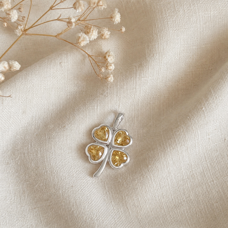 Zilveren hanger met hartvormig in kap gezette edelsteen 2 · Citrien · flatlay · steen:citrien