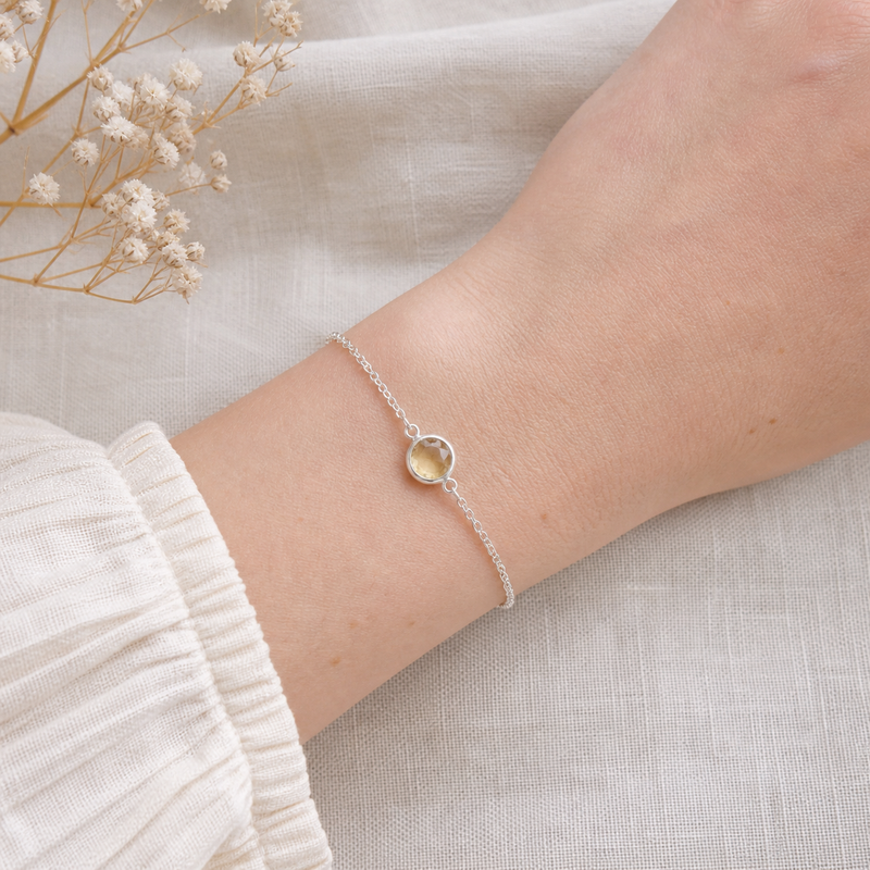 Zilveren armband met rond glad in kap gezette edelstenen · Citrien · flatlay · steen:citrien