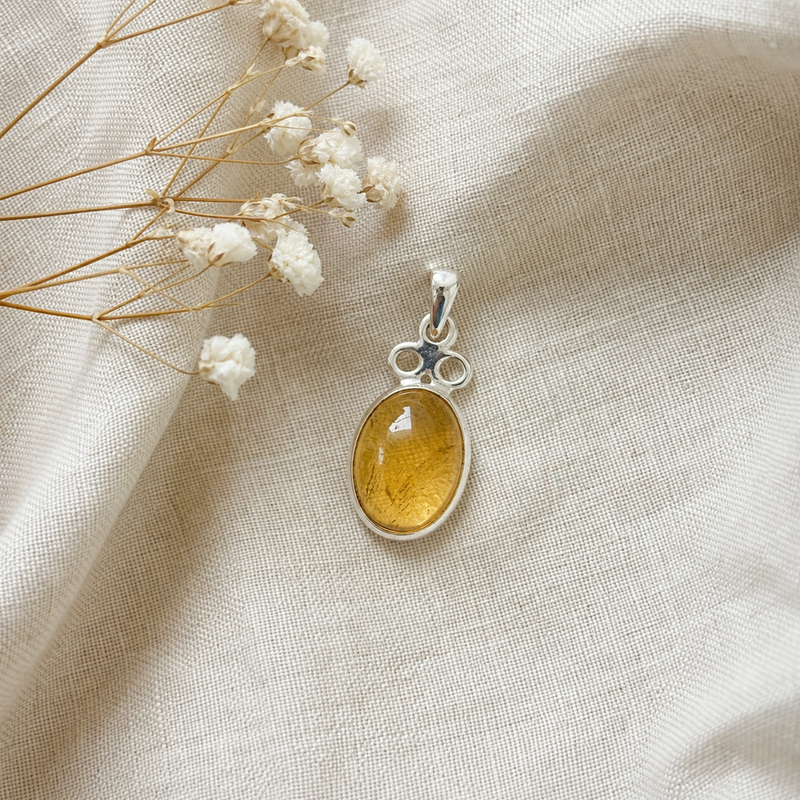 Zilveren hanger met hartvormig in kap gezette edelsteen · Citrien · flatlay · steen:citrien