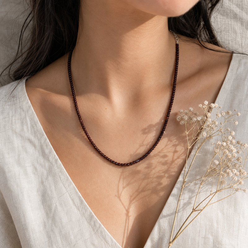 Zilveren collier met geregen platte schijfvormige edelsteen · Granaat · flatlay · steen:granaat
