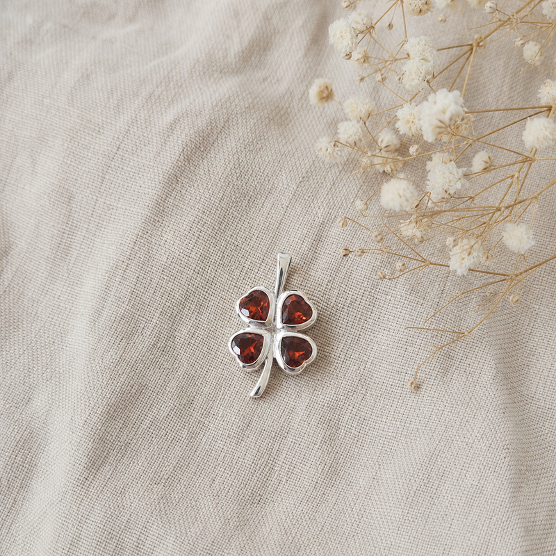 Zilveren hanger met hartvormig in kap gezette edelsteen 2 · Granaat · flatlay · steen:granaat