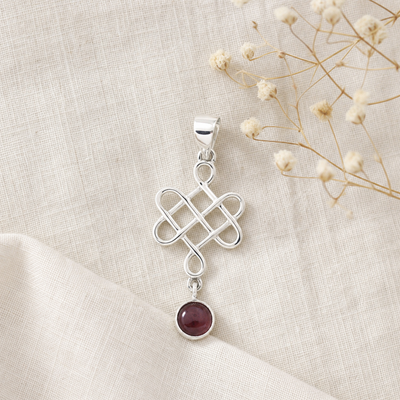Zilveren oneindige knoop hanger met Granaat edelsteen · Granaat · flatlay · steen:granaat
