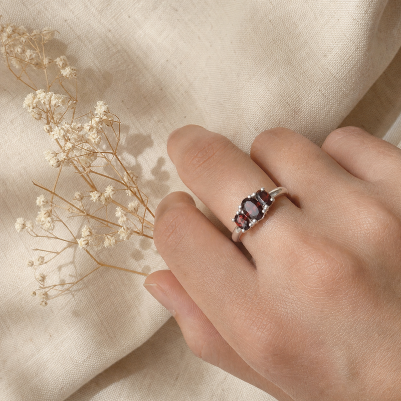 Zilveren ring met Granaat edelsteen · Granaat · flatlay · steen:granaat